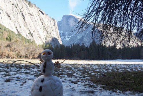雪人與半圓頂(Half Dome),。(美國(guó)《世界日?qǐng)?bào)》) 雪人與半圓頂(Half Dome)。(美國(guó)《世界日?qǐng)?bào)》)