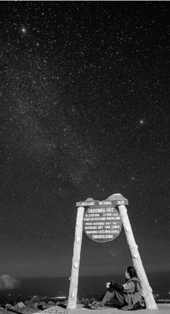 布雷在乞力馬扎羅營地仰望星空。 照片由本人提供