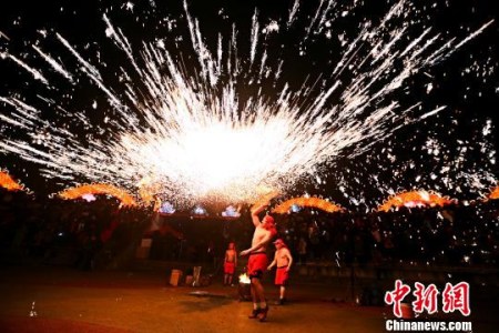 圖為重慶國(guó)家級(jí)非物質(zhì)文化遺產(chǎn)銅梁火龍表演,?!詈閭?攝 圖為重慶國(guó)家級(jí)非物質(zhì)文化遺產(chǎn)銅梁火龍表演,。 楊洪偉 攝