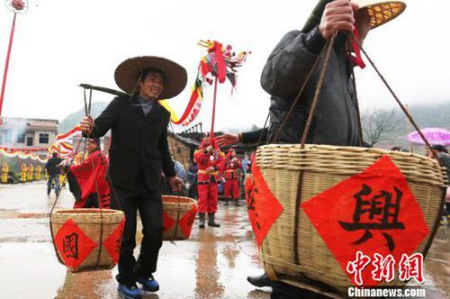 資料圖：湖南臨武縣“二月二祭龍神”祈福民眾幸福安康。人們舞起雙龍“龍?zhí)ь^”祈福。陳衛(wèi)平 攝