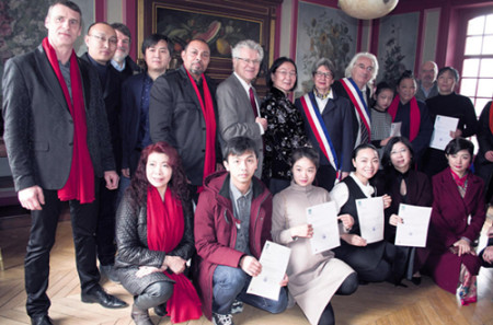 當(dāng)?shù)卣賳T與嘉賓及部分演員合影。(圖片來源:歐洲時(shí)報(bào)記者黃冠杰 攝) 當(dāng)?shù)卣賳T與嘉賓及部分演員合影,。(圖片來源:歐洲時(shí)報(bào)記者黃冠杰 攝)