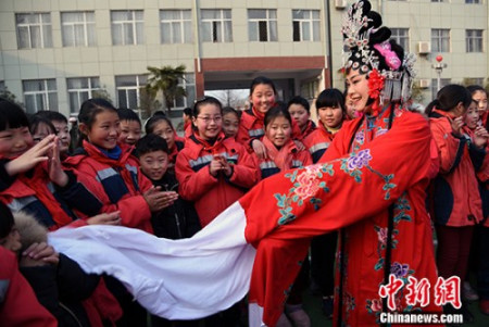 圖為國家級非遺項目“四平調(diào)”傳承人李林娟在碭山縣實驗小學現(xiàn)場教學“四平調(diào)”,。崔猛 攝