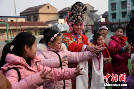 圖為國家級非遺項目“四平調(diào)”傳承人李林娟在碭山縣實驗小學現(xiàn)場教學“四平調(diào)”,。崔猛 攝