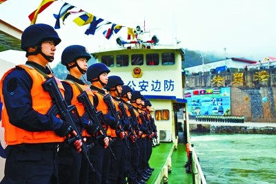 2月21日下午,,巡邏編隊進入孟喜島附近水域,這里是2011年10月5日兩艘中國商船被劫持的地方,。進入這段危險水域時,,巡邏艇上也進入一級戒備狀態(tài),船頭和甲板上的執(zhí)法人員全副武裝,,做好了戰(zhàn)斗準備,。 2月21日下午,,巡邏編隊進入孟喜島附近水域,,這里是2011年10月5日兩艘中國商船被劫持的地方。進入這段危險水域時,,巡邏艇上也進入一級戒備狀態(tài),,船頭和甲板上的執(zhí)法人員全副武裝,做好了戰(zhàn)斗準備,。