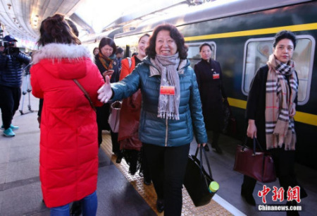 3月2日清晨,，出席十二屆全國人大五次會議的黑龍江代表團(tuán)乘火車抵達(dá)北京,，成為首批抵京的京外代表。 <a target='_blank' >中新社</a>記者 劉震 攝