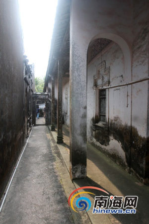 “南洋文化之旅·感受文昌魅力”大型媒體采風(fēng)活動(dòng)走進(jìn)文昌鋪前鎮(zhèn)吳家老宅,。南海網(wǎng)記者陳望 攝 “南洋文化之旅·感受文昌魅力”大型媒體采風(fēng)活動(dòng)走進(jìn)文昌鋪前鎮(zhèn)吳家老宅,。南海網(wǎng)記者陳望 攝