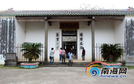 “南洋文化之旅·感受文昌魅力”大型媒體采風(fēng)活動(dòng)走進(jìn)文昌鋪前鎮(zhèn)溪北書院,。南海網(wǎng)記者陳望 攝 “南洋文化之旅·感受文昌魅力”大型媒體采風(fēng)活動(dòng)走進(jìn)文昌鋪前鎮(zhèn)溪北書院,。南海網(wǎng)記者陳望 攝