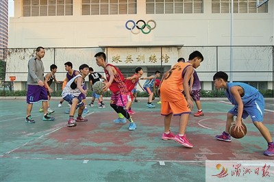 籃球場(chǎng)上,,球員們正在一絲不茍地訓(xùn)練,。 籃球場(chǎng)上,,球員們正在一絲不茍地訓(xùn)練。