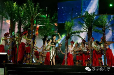 檳榔元素常常被搬上萬(wàn)寧舉辦的各大晚會(huì) 檳榔元素常常被搬上萬(wàn)寧舉辦的各大晚會(huì)