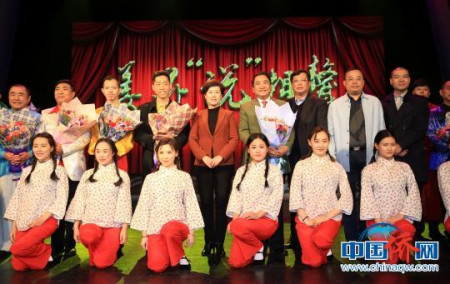 圖為上海僑聯(lián)主席沈敏與參與演出的演員合影留念,。 潘索菲 攝 圖為上海僑聯(lián)主席沈敏與參與演出的演員合影留念。 潘索菲 攝