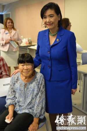 趙美心(右)和張瑞芬女兒楊玉英(左)合影,。(美國《僑報(bào)》/夏嘉 攝) 趙美心(右)和張瑞芬女兒楊玉英(左)合影。(美國《僑報(bào)》/夏嘉 攝)