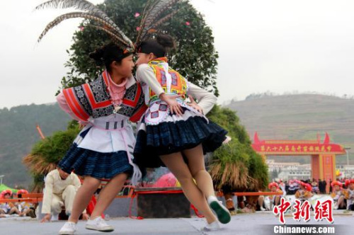 跳花節(jié)上,,青年男女歡歌笑舞,。 祖大華 攝 跳花節(jié)上,,青年男女歡歌笑舞。 祖大華 攝