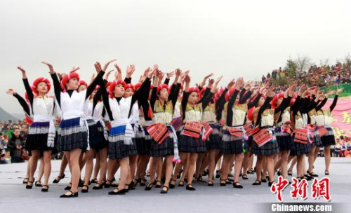 跳花節(jié)上,青年男女歡歌笑舞,?!∽娲笕A 攝 跳花節(jié)上,青年男女歡歌笑舞,?!∽娲笕A 攝
