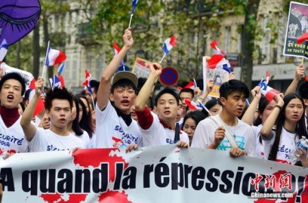 圖為參加悼念張朝林,、反暴力游行的法國(guó)華人奮力發(fā)聲,。 <a target='_blank' >中新社</a>記者 龍劍武 攝 圖為參加悼念張朝林,、反暴力游行的法國(guó)華人奮力發(fā)聲。 <a target='_blank' >中新社</a>記者 龍劍武 攝