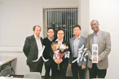 尚文龍(左三)在博士論文答辯通過后,,與其導(dǎo)師和考官合影留念,。 尚文龍(左三)在博士論文答辯通過后,,與其導(dǎo)師和考官合影留念。