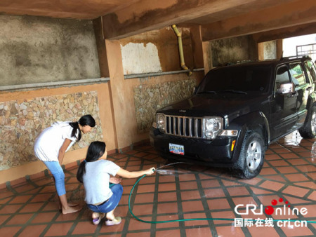 孩子們洗車,，被馮女士偷拍。（馮女士供圖）