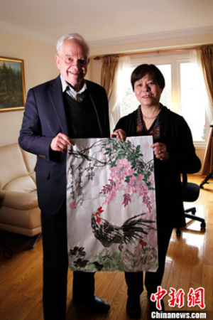 麥家廉夫婦接受<a target='_blank' >中新社</a>加拿大分社贈(zèng)送的禮物,。<a target='_blank' >中新社</a>記者 余瑞冬 攝 麥家廉夫婦接受<a target='_blank' >中新社</a>加拿大分社贈(zèng)送的禮物,。<a target='_blank' >中新社</a>記者 余瑞冬 攝