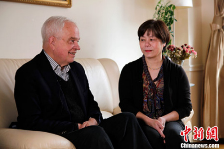 臨行前,,加拿大新任駐華大使約翰·麥家廉(John McCallum)與華裔夫人林秀英到訪位于多倫多的<a target='_blank' >中新社</a>加拿大分社并接受專訪。<a target='_blank' >中新社</a>記者 余瑞冬 攝 臨行前,加拿大新任駐華大使約翰·麥家廉(John McCallum)與華裔夫人林秀英到訪位于多倫多的<a target='_blank' >中新社</a>加拿大分社并接受專訪,。<a target='_blank' >中新社</a>記者 余瑞冬 攝