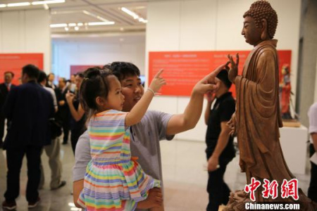 一位觀眾帶女兒參觀展覽 王國(guó)安 攝 一位觀眾帶女兒參觀展覽 王國(guó)安 攝
