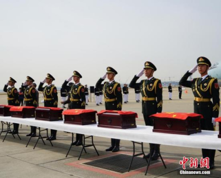 資料圖:2016年3月31日,,中韓雙方在韓國(guó)仁川國(guó)際機(jī)場(chǎng)莊嚴(yán)舉行第三批在韓中國(guó)人民志愿軍烈士遺骸交接儀式,,交接36位中國(guó)人民志愿軍烈士遺骸及相關(guān)遺物。 <a target='_blank' >中新社</a>記者 吳旭 攝 資料圖:2016年3月31日,,中韓雙方在韓國(guó)仁川國(guó)際機(jī)場(chǎng)莊嚴(yán)舉行第三批在韓中國(guó)人民志愿軍烈士遺骸交接儀式,,交接36位中國(guó)人民志愿軍烈士遺骸及相關(guān)遺物。 <a target='_blank' >中新社</a>記者 吳旭 攝