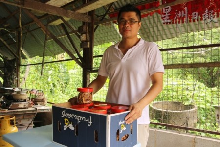 陳川榮協(xié)助制作花生餅之余,，也負(fù)責(zé)市場工作，力求增加銷售額,。（馬來西亞《星洲日報(bào)》）