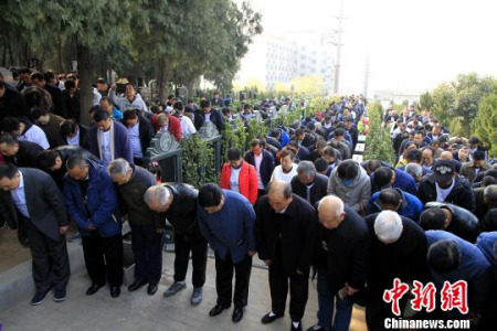 海內(nèi)外400余名洪派太極拳傳人神情肅穆,,向祖師墓行三鞠躬禮,紀(jì)念祖師洪均生誕辰110周年,?!∩骋婟?攝 海內(nèi)外400余名洪派太極拳傳人神情肅穆,,向祖師墓行三鞠躬禮,紀(jì)念祖師洪均生誕辰110周年?!∩骋婟?攝