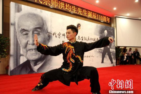 洪派太極拳傳人現(xiàn)場展演太極拳法,。 沙見龍 攝 洪派太極拳傳人現(xiàn)場展演太極拳法?!∩骋婟?攝