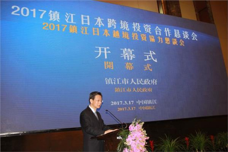 鎮(zhèn)江市僑辦主任魏弘揚(yáng)主持開幕式,。 鎮(zhèn)江市僑辦主任魏弘揚(yáng)主持開幕式。
