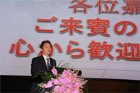 鎮(zhèn)江市商務(wù)局局長(zhǎng)路月中介紹鎮(zhèn)江投資環(huán)境,、重點(diǎn)項(xiàng)目推介,。 鎮(zhèn)江市商務(wù)局局長(zhǎng)路月中介紹鎮(zhèn)江投資環(huán)境,、重點(diǎn)項(xiàng)目推介。