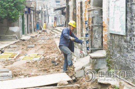 目前,，33墟街新盛街路面修復正在加緊進行,。