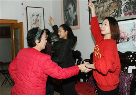3月20日,,省河北梆子劇院青年演員拜訪齊花坦老師,圖為齊花坦老師親自指導(dǎo)青年演員排練,。相春霞攝 3月20日,,省河北梆子劇院青年演員拜訪齊花坦老師,圖為齊花坦老師親自指導(dǎo)青年演員排練,。相春霞攝