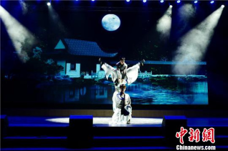 圖為寧波演藝集團歐亞四國“歡樂春節(jié)”巡演中《水墨天一》舞蹈 寧波市演藝集團供圖 圖為寧波演藝集團歐亞四國“歡樂春節(jié)”巡演中《水墨天一》舞蹈 寧波市演藝集團供圖