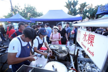 義興水粿一開檔顧客就陸續(xù)上門光顧,，訪談中何修萬(左一起)和朱燕妮都一直忙得不可開交,。