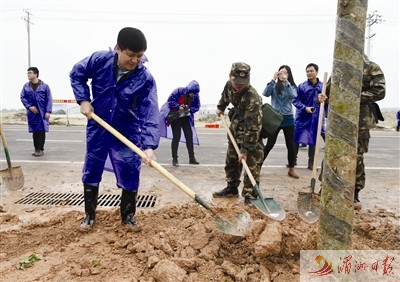 莆田市長(zhǎng)李建輝參加義務(wù)植樹(shù)勞動(dòng),。