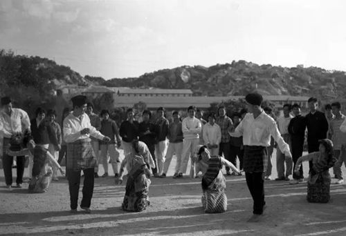 1963年醫(yī)療系歸僑學(xué)生在課外表演印尼民間舞蹈