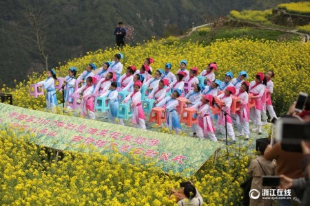 小朋友們在花海里朗誦節(jié)目《弟子規(guī)》,。