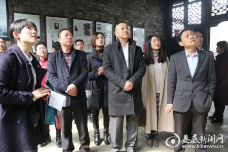 王鐵夫一行考察鐸山鎮(zhèn)謝冰瑩故居僑務(wù)文化交流基地 王鐵夫一行考察鐸山鎮(zhèn)謝冰瑩故居僑務(wù)文化交流基地
