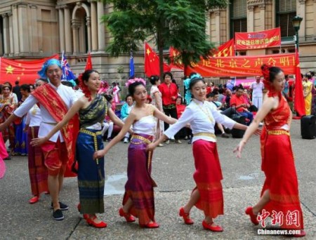 中國(guó)總理李克強(qiáng)3月25日出席在悉尼市政廳舉行的澳大利亞僑界歡迎宴會(huì),。圖為當(dāng)?shù)厝A人在市政廳附近載歌載舞，表達(dá)歡迎之情,。<a target='_blank' >中新社</a>記者 賴海隆 攝 