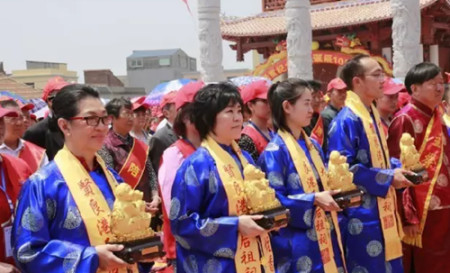 黃女士參加“媽祖回娘家”祭典大典