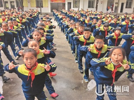 學(xué)生做操,,配上丑角表情,。 學(xué)生做操,,配上丑角表情。