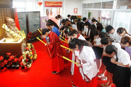 身著漢服的泰國(guó)學(xué)生向孔子施禮祭拜。