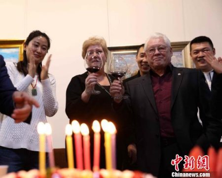 中國觀眾與76歲俄羅斯畫家一起慶祝生日 王舒 攝