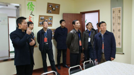 參觀社區(qū)歸僑僑眷活動(dòng)陣地 參觀社區(qū)歸僑僑眷活動(dòng)陣地