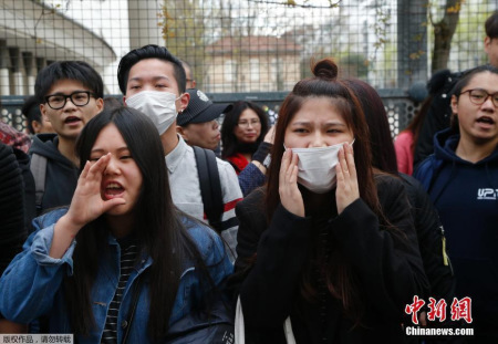 資料圖：圖為當?shù)貢r間28日,，在法國巴黎的亞裔民眾在巴黎警察局門外與法國防暴警察對持。