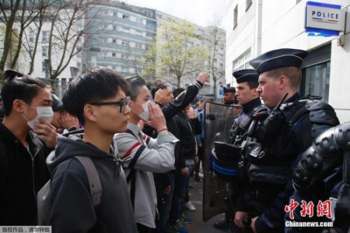 巴黎亞裔民眾在巴黎警察局外遇法國(guó)防爆警察對(duì)峙,。