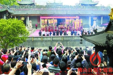 現(xiàn)場觀眾紛紛用手機(jī)記錄活動(dòng)盛況,。 現(xiàn)場觀眾紛紛用手機(jī)記錄活動(dòng)盛況,。