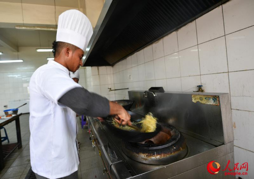 煸土豆絲。李涼 攝 煸土豆絲,。李涼 攝