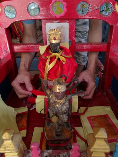 恭請超過200年歷史的楊府二王爺金身上轎,。(圖:星洲日報) 恭請超過200年歷史的楊府二王爺金身上轎。(圖:星洲日報)