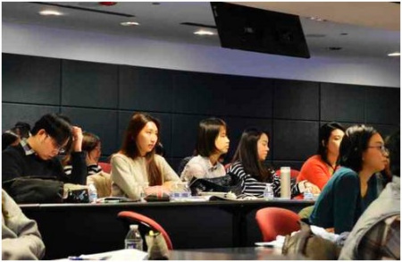 美國各大學(xué)校的畢業(yè)季將至,,許多中國學(xué)生雖然有心留美工作,,卻對大環(huán)境喪失信心,憂慮自己無緣工作簽證,。(美國《世界日報(bào)》/董宇 攝) 美國各大學(xué)校的畢業(yè)季將至,,許多中國學(xué)生雖然有心留美工作,卻對大環(huán)境喪失信心,,憂慮自己無緣工作簽證,。(美國《世界日報(bào)》/董宇 攝)