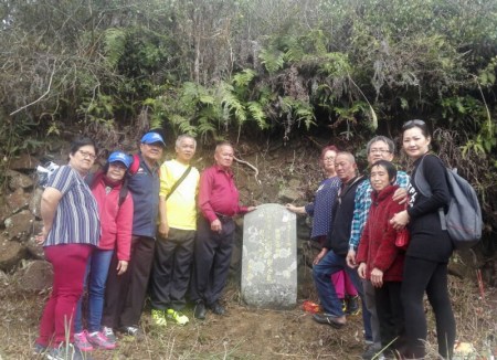 吳起福(右三)帶著兄姐及后輩們返回古田掃墓,，在祖墳前開心合影,。馬來西亞《星洲日報》資料圖